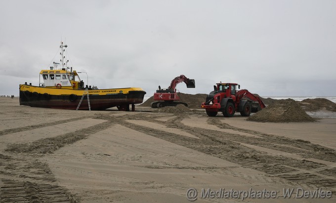 Mediaterplaatse viskotter en sleepboot op strand zandvoort 26112023 Image01006