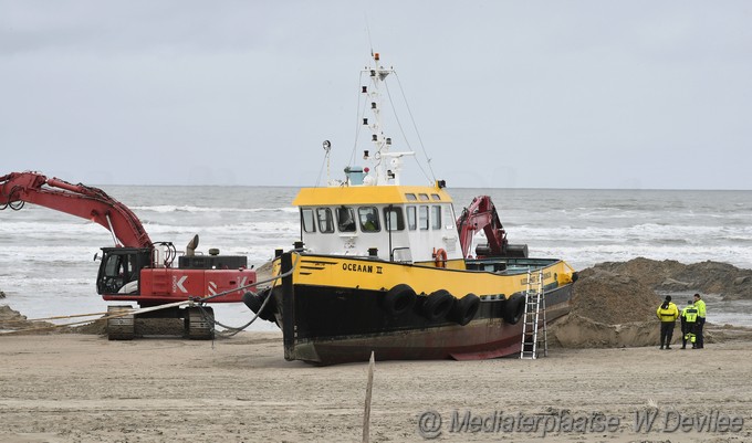 Mediaterplaatse viskotter en sleepboot op strand zandvoort 26112023 Image01012