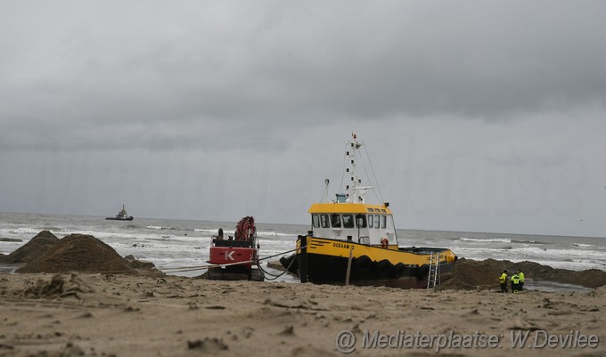 Mediaterplaatse viskotter en sleepboot op strand zandvoort 26112023 Image01013