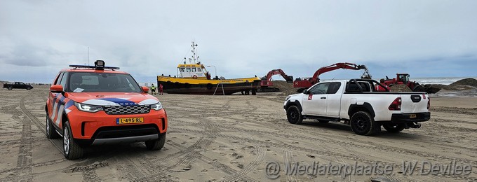 Mediaterplaatse viskotter en sleepboot op strand zandvoort 26112023 Image01031