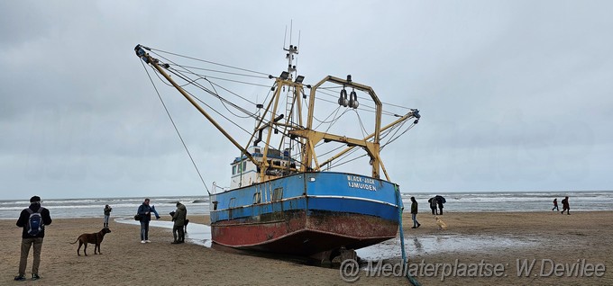 Mediaterplaatse viskotter en sleepboot op strand zandvoort 26112023 Image01037