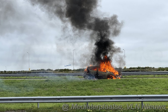 Mediaterplaatse auto brand tijdens het rijden 08102023 Image00003